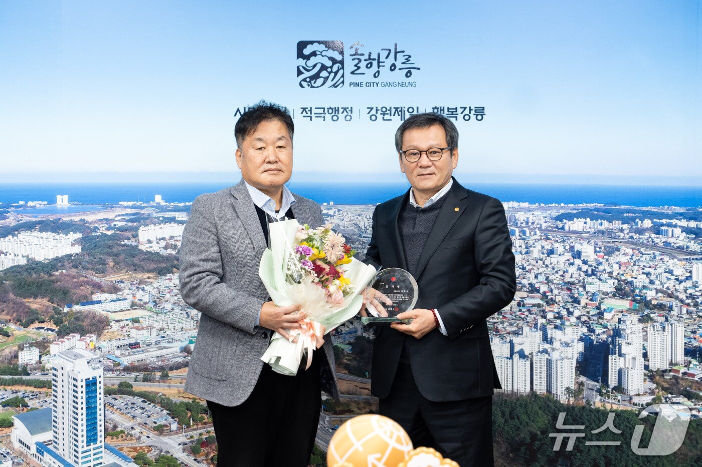 본문 이미지 - 김규수 강원 강릉시 고문 변호사(왼쪽)에게 감사패 전하는 김홍규 강릉시장. (강릉시 제공, 재판매 및 DB 금지) 2026.1.30/뉴스1