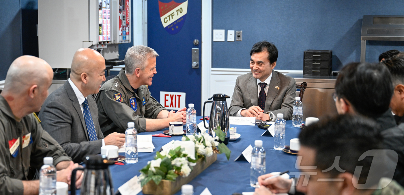 (서울=뉴스1) = 안규백 국방부 장관이 30일 오전 미국 해군 항공모함 조지워싱턴함 사관실에서 패트릭 해니핀 미국 해군 제7함대사령관과 면담을 하고 있다. (국방부 제공. 재판매 …