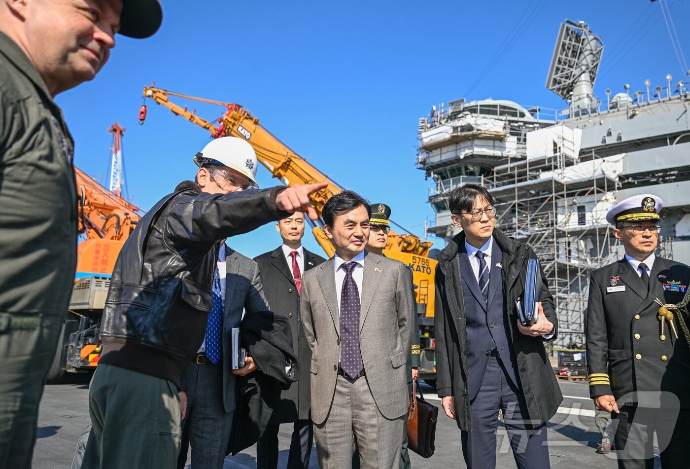 본문 이미지 - 안규백 국방부 장관이 30일 오전 미국 해군 항공모함 조지워싱턴함 함상에서 함 승조원으로부터 함정에 관한 설명을 듣고 있다. (국방부 제공. 재판매 및 DB 금지) 2026.1.30/뉴스1