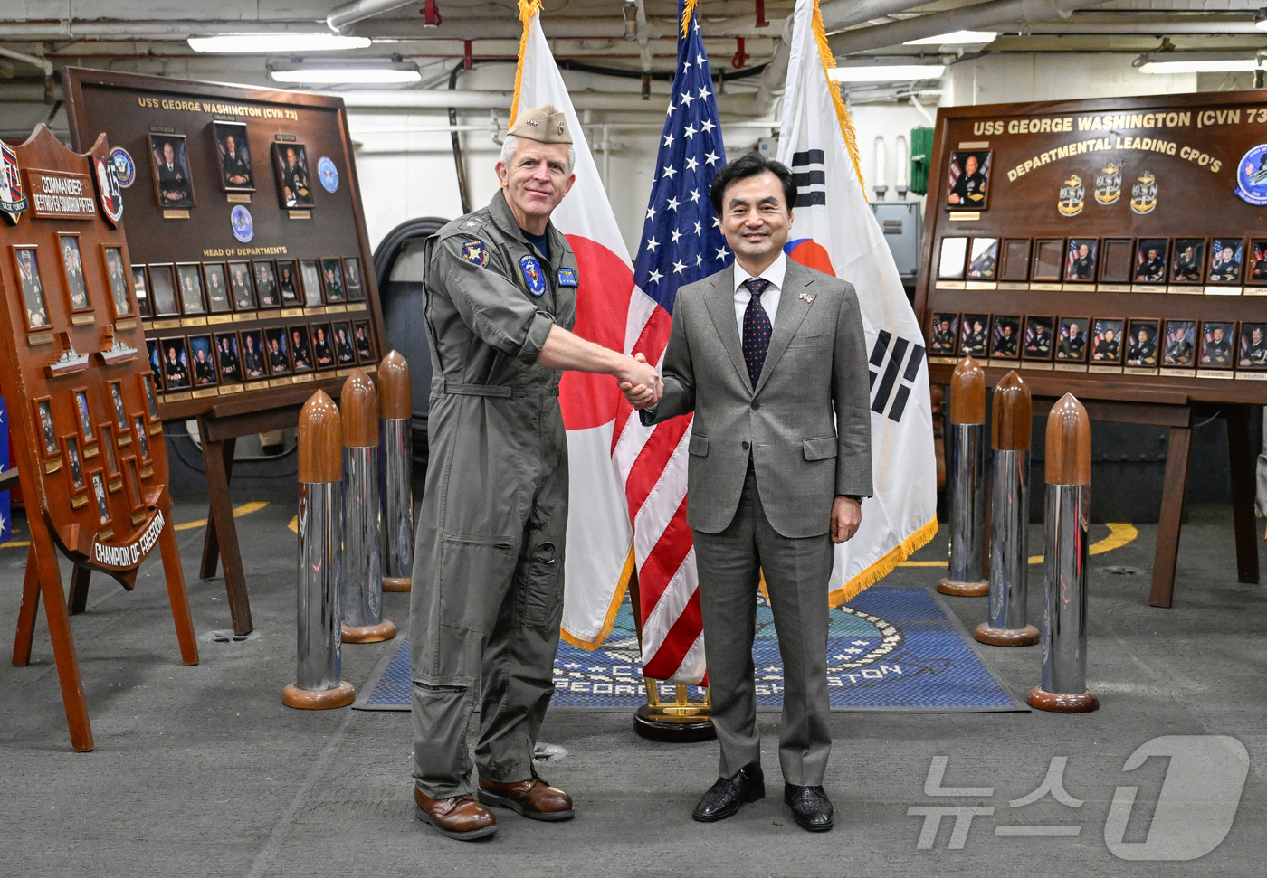 (서울=뉴스1) = 안규백 국방부 장관이 30일 오전 미국 해군 항공모함 조지워싱턴함에서 패트릭 해니핀 미국 해군 제7함대사령관을 만나 기념촬영을 하고 있다. (국방부 제공. 재판 …