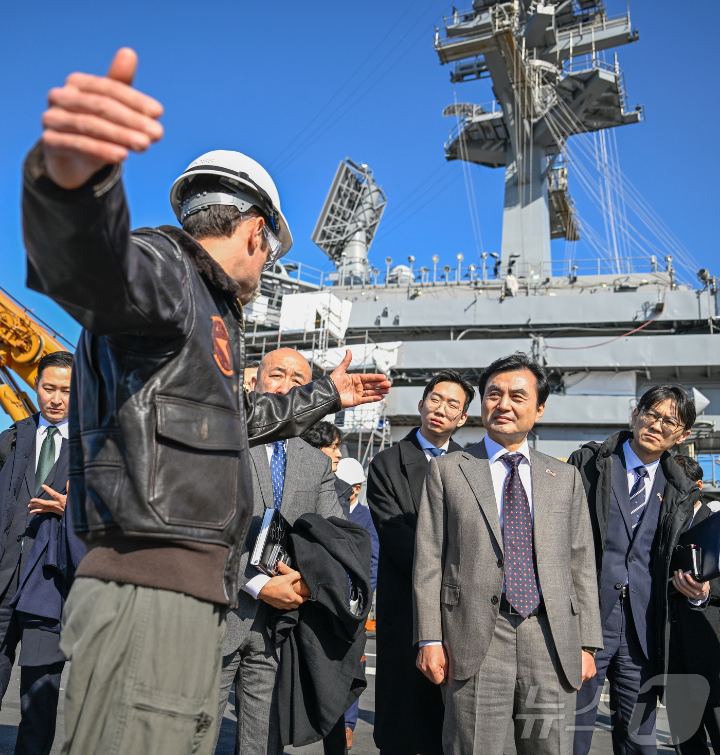 (서울=뉴스1) = 안규백 국방부 장관이 30일 오전 미국 해군 항공모함 조지워싱턴함 함상에서 함 승조원으로부터 함정에 관한 설명을 듣고 있다. (국방부 제공. 재판매 및 DB 금 …