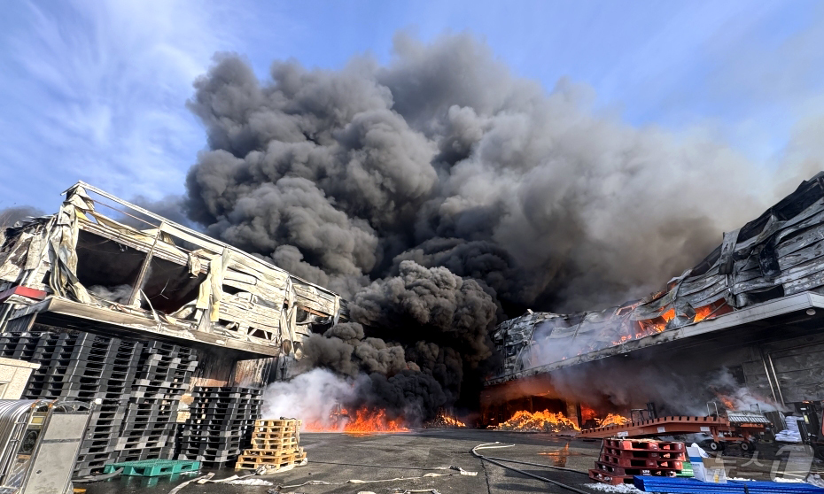 (충북=뉴스1) 한지명 기자 = 30일 오후 충북 음성군 맹동면 두성리의 한 소재 공장에서 화재가 발생했다. (충북소방본부 제공. 재판매 및 DB 금지) 2026.1.30/뉴스1