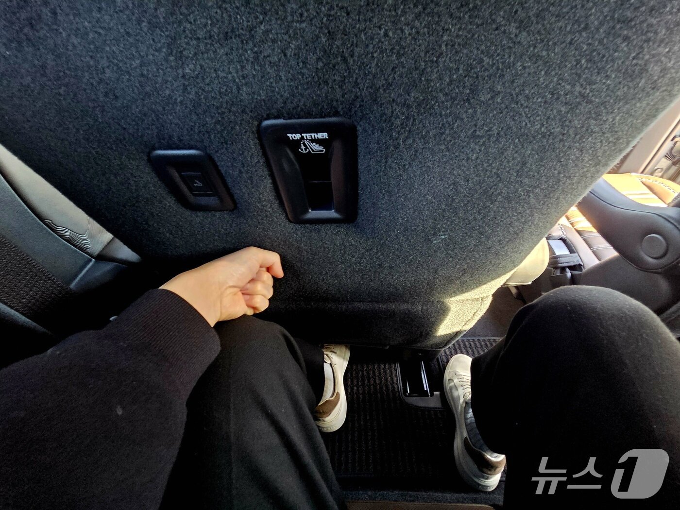 본문 이미지 - 키 178㎝인 기자가 아카디아 3열에 앉아 확인한 무릎 공간. 성인이 앉아도 충분할 만큼 넓은 3열 공간을 확인할 수 있다.  ⓒ News1 박기범 기자