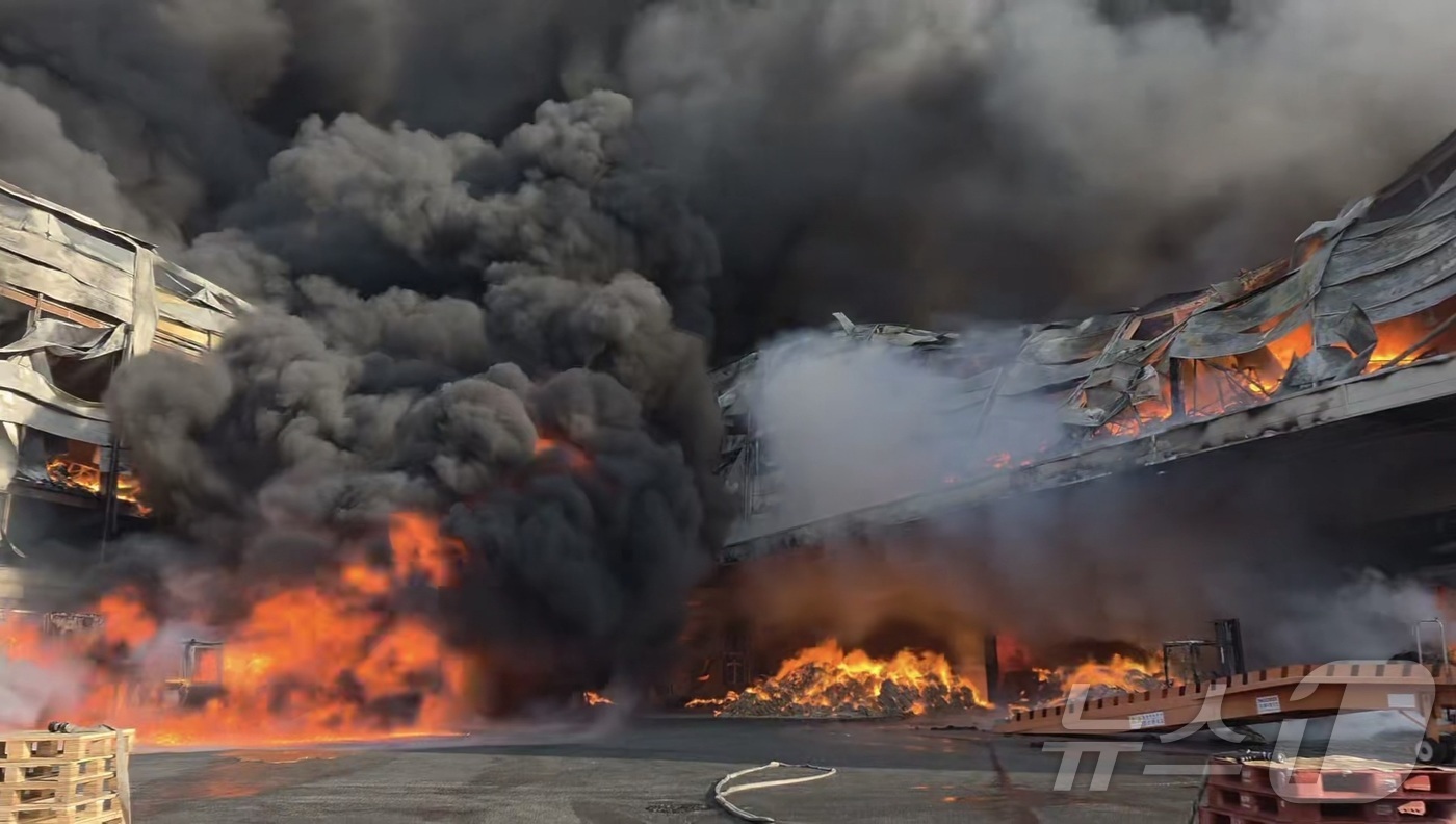 (음성=뉴스1) 김용빈 기자 = 30일 오후 2시 55분쯤 충북 음성군 맹동면 한 펄프공장에서 불이 나 외국인 근로자 2명이 연락 두절됐다. 소방 당국은 대응 2단계를 발령하고 헬 …