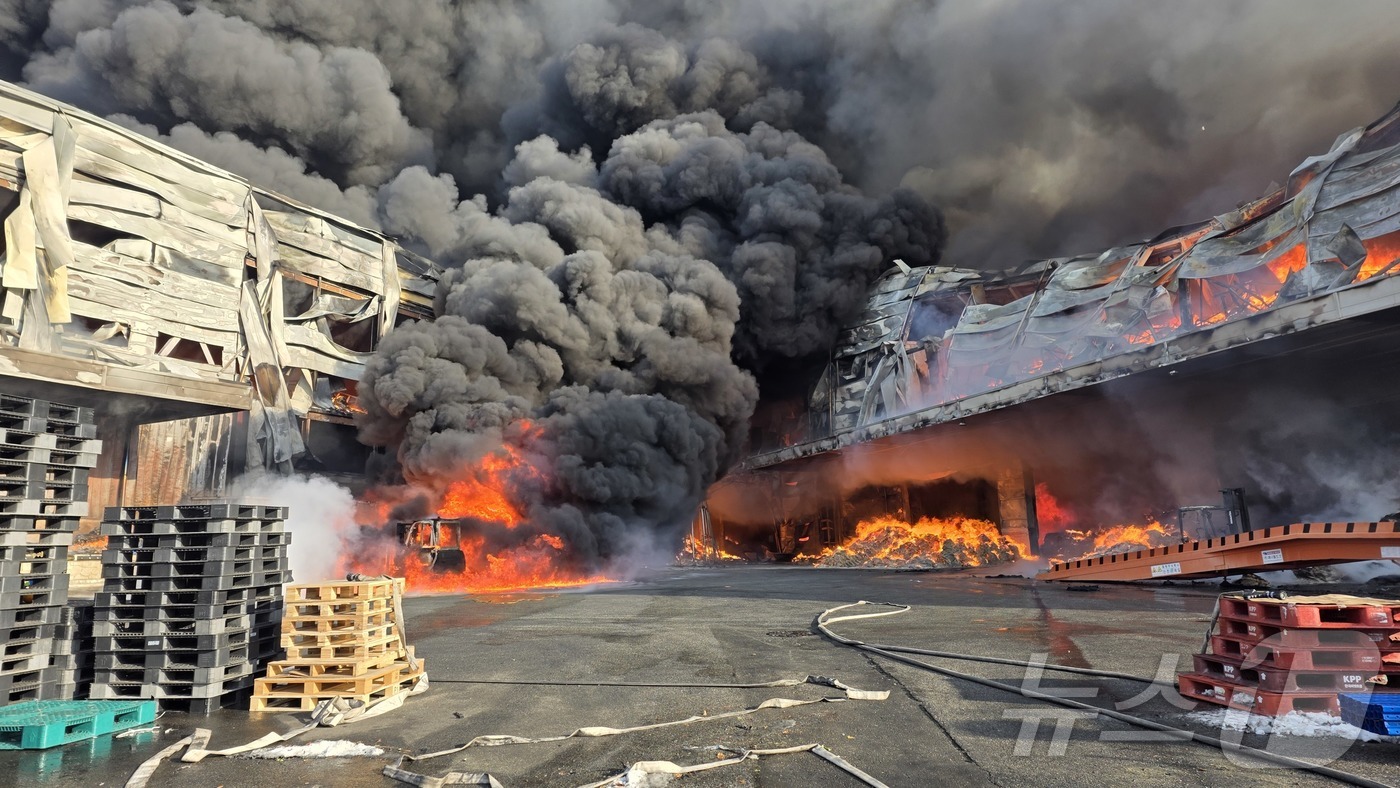 (음성=뉴스1) 김용빈 기자 = 30일 오후 2시 55분쯤 충북 음성군 맹동면 한 펄프공장에서 불이 나 외국인 근로자 2명이 연락 두절됐다. 소방 당국은 대응 2단계를 발령하고 헬 …