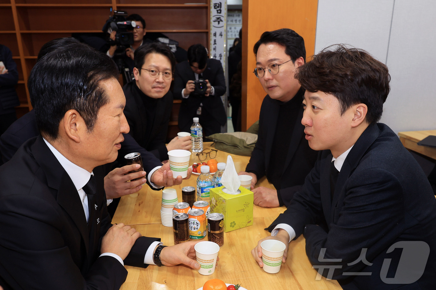 (서울=뉴스1) 사진공동취재단 = 이준석 개혁신당 대표가 30일 오후 서울 종로구 서울대학교병원 장례식장에 마련된 故 이해찬 전 국무총리의 빈소에서 조문을 마친 후 정청래 더불어민 …