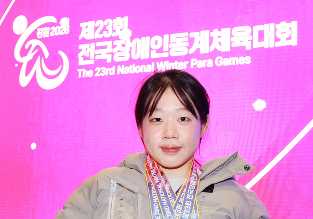 '4관왕' 김윤지, 장애인 동계체전 별 중의 별…최초 MVP 3회 수상