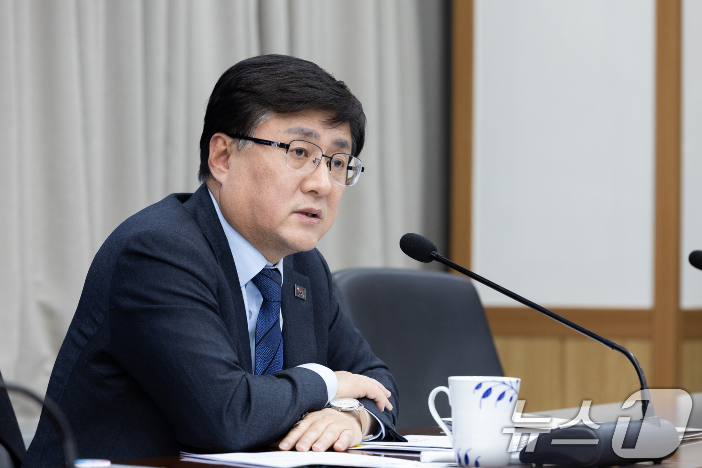 (서울=뉴스1) 이호윤 기자 = 김성환 기후에너지환경부장관이 30일 서울 서초구 한강홍수통제소에서 한국전력, 전력거래소, 한국수력원자력 등 유관기관과 간담회를 갖고 봄철 경부하기 …