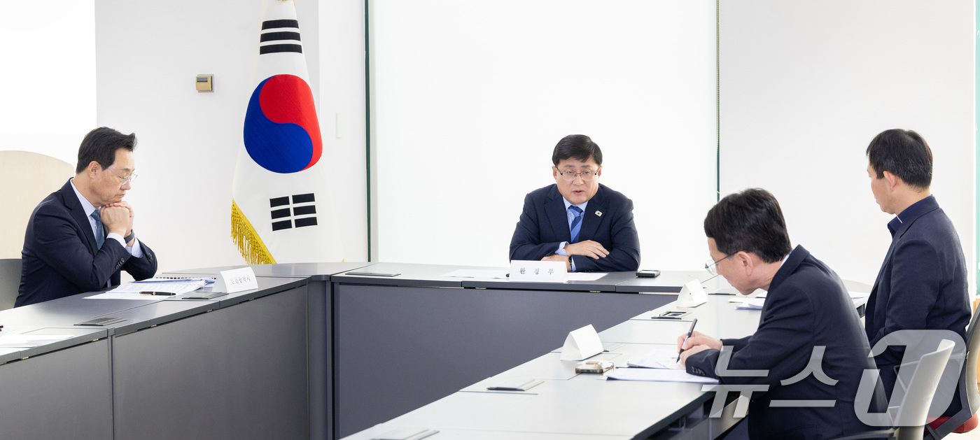 (서울=뉴스1) 이호윤 기자 = 김성환 기후에너지환경부장관이 30일 서울 서초구 한강홍수통제소에서 한국전력, 전력거래소, 한국수력원자력 등 유관기관과 간담회를 갖고 있다. (기후부 …