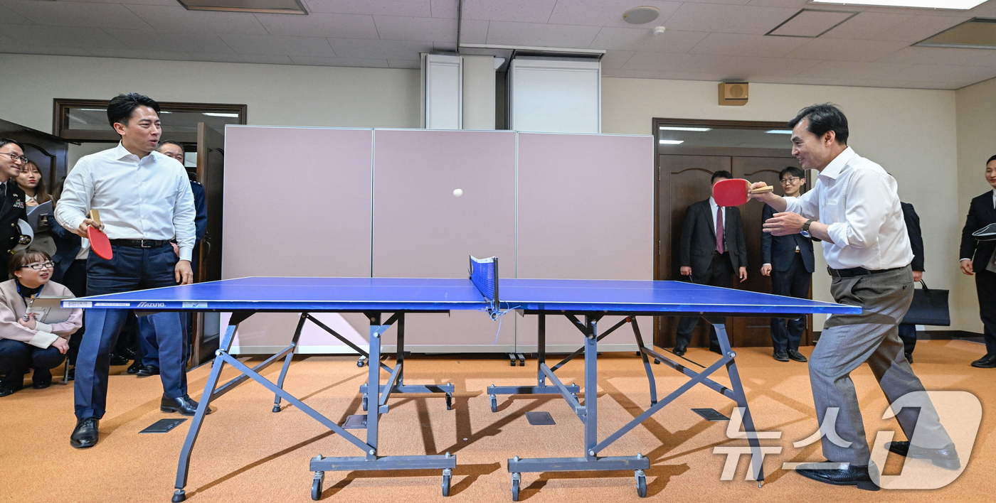 (요코스카=뉴스1) 이호윤 기자 = 안규백 국방부장관과 고이즈미 신지로 일본 방위대신이 30일 친목활동으로 일본 가나가와현 요코스카시 해상자위대 총감부에서 탁구를 치고 있다. (국 …