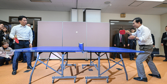탁구치는 안규백 장관과 고이즈미 신지로 대신