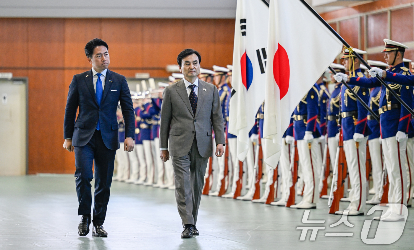 (요코스카=뉴스1) 이호윤 기자 = 안규백 국방부장관과 고이즈미 신지로 일본 방위대신이 30일 일본 해상자위대 요코스카총감부에서 열린 한일 국방장관회담에 참석하고 있다. (국방부 …