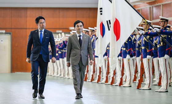한일 국방장관회담 참석하는 안규백 장관과 고이즈미 대신