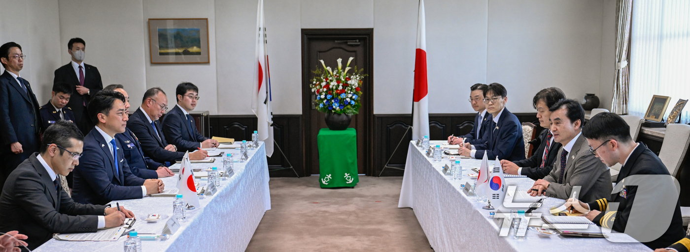 (요코스카=뉴스1) 이호윤 기자 = 안규백 국방부장관과 고이즈미 신지로 일본 방위대신이 30일 일본 해상자위대 요코스카총감부에서 열린 한일 국방장관회담을 갖고 있다. (국방부 제공 …