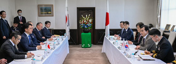 한일 국방장관회담 갖는 안규백 장관과 고이즈미 대신