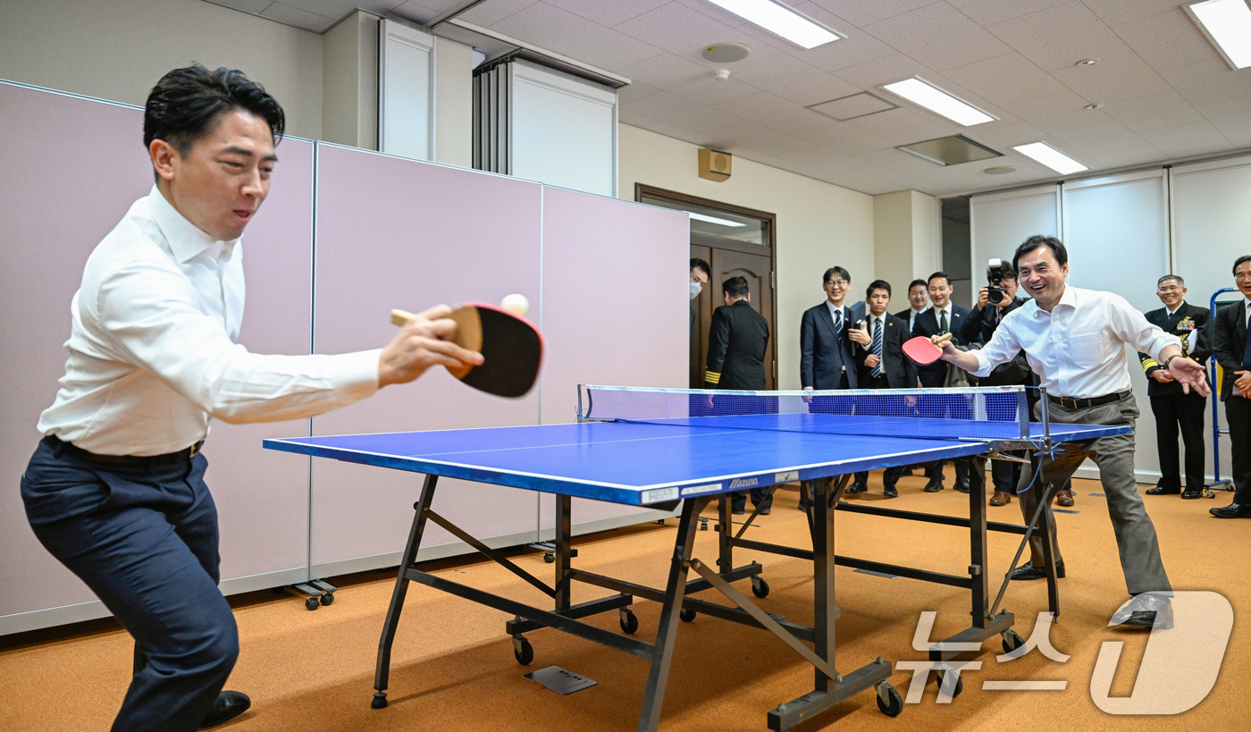 (요코스카=뉴스1) 이호윤 기자 = 안규백 국방부장관과 고이즈미 신지로 일본 방위대신이 30일 친목활동으로 일본 가나가와현 요코스카시 해상자위대 총감부에서 탁구를 치고 있다. (국 …