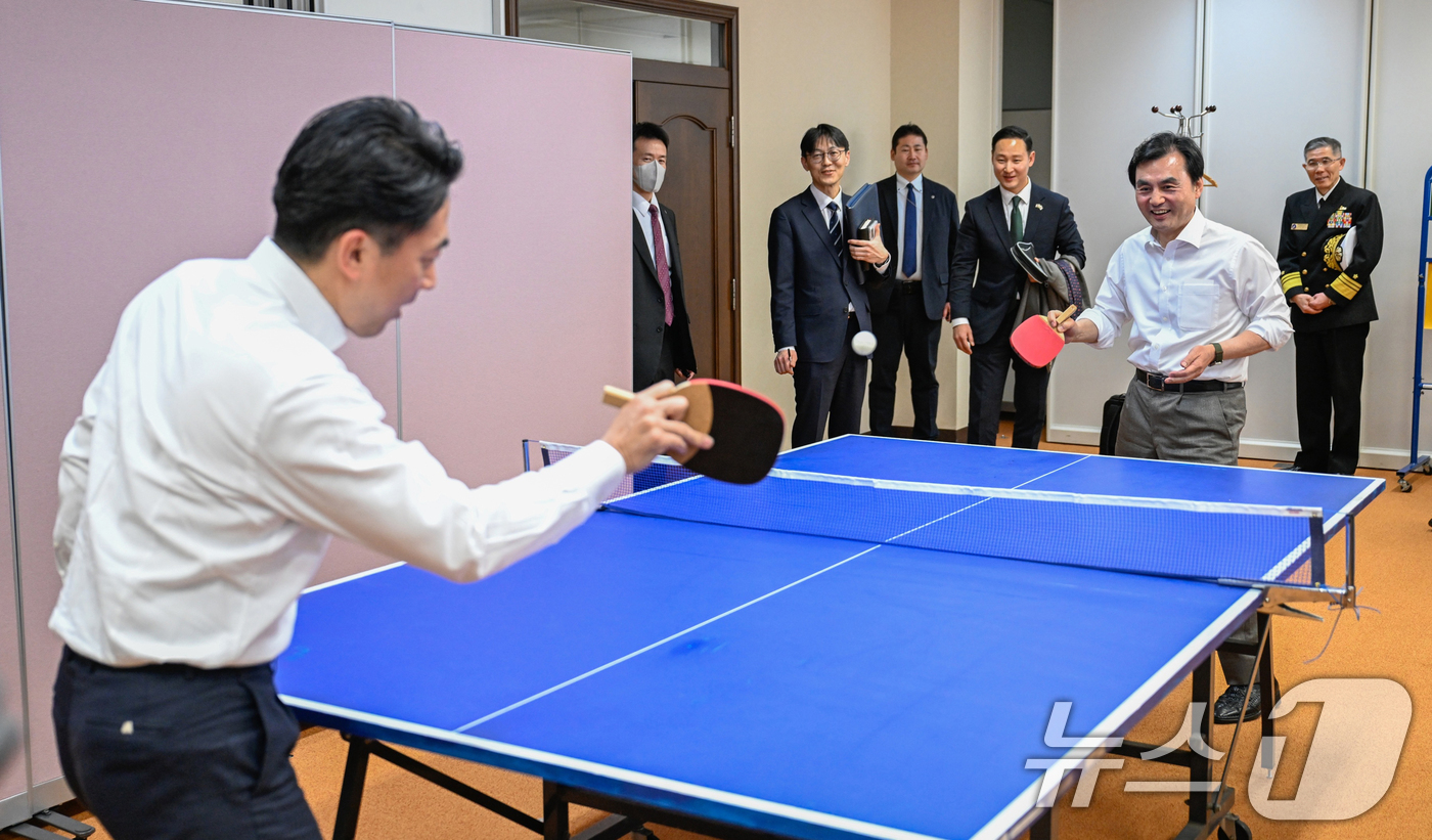 (요코스카=뉴스1) 이호윤 기자 = 안규백 국방부장관과 고이즈미 신지로 일본 방위대신이 30일 친목활동으로 일본 가나가와현 요코스카시 해상자위대 총감부에서 탁구를 치고 있다. (국 …