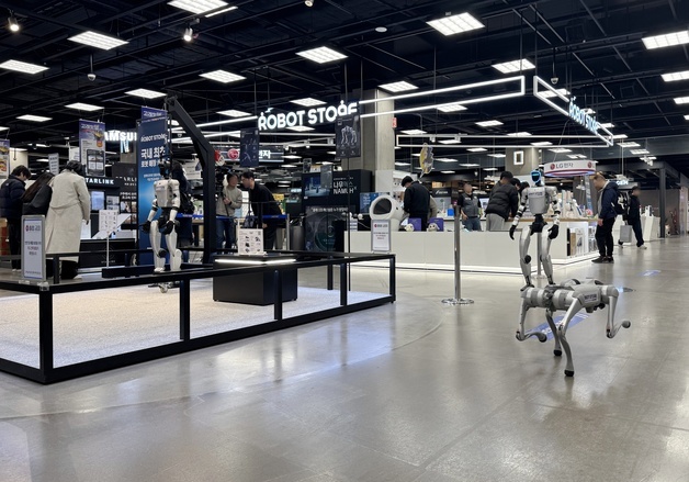 "마트에서 장보며 로봇 산다"…이마트, 휴머노이드 로봇 판매
