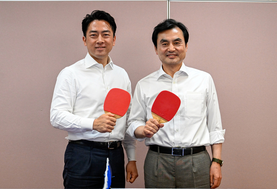 탁구 마치고 기념촬영하는 안규백 장관과 고이즈미 대신