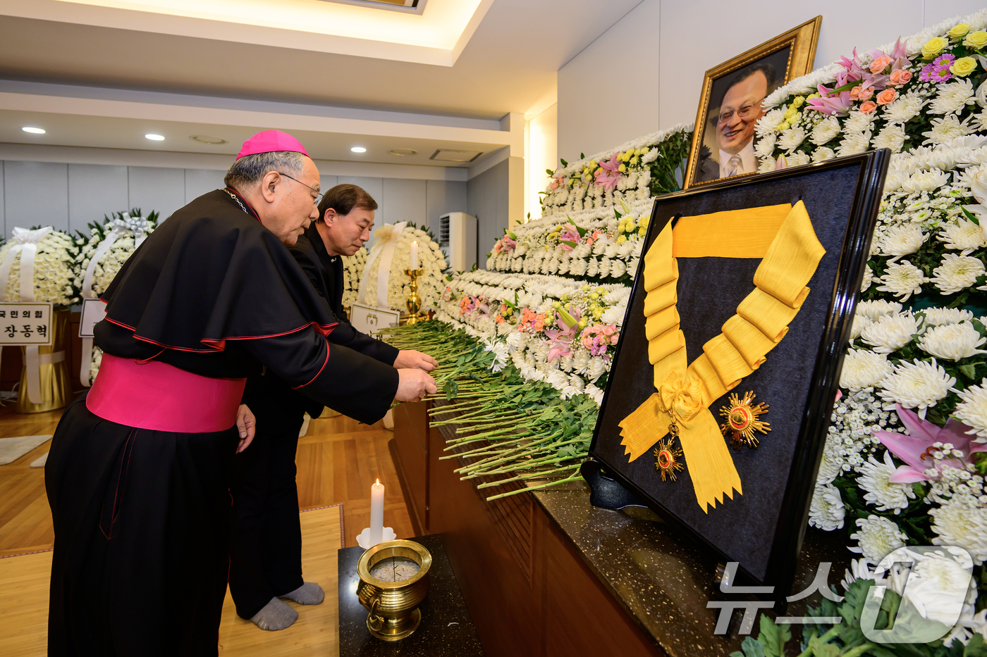 (서울=뉴스1) 이호윤 기자 = 서울대교구 총대리 구요비 주교가 30일 서울 종로구 서울대학교병원 장례식장에 마련된 고 이해찬 전 국무총리의 빈소에서 조문을 하고 있다. (사진공동 …