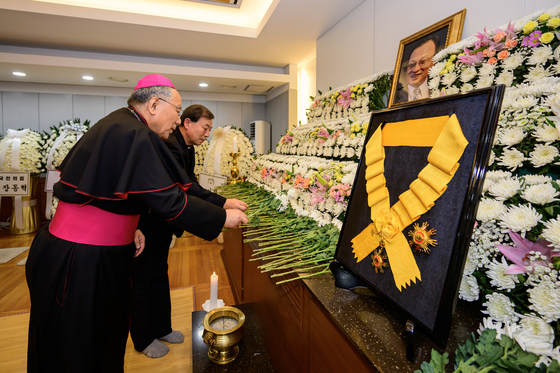 故 이해찬 전 국무총리 빈소 찾은 구요비 주교