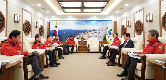 산림재난 대응 체계 협의하는 김인호 청장과 박완수 도지사