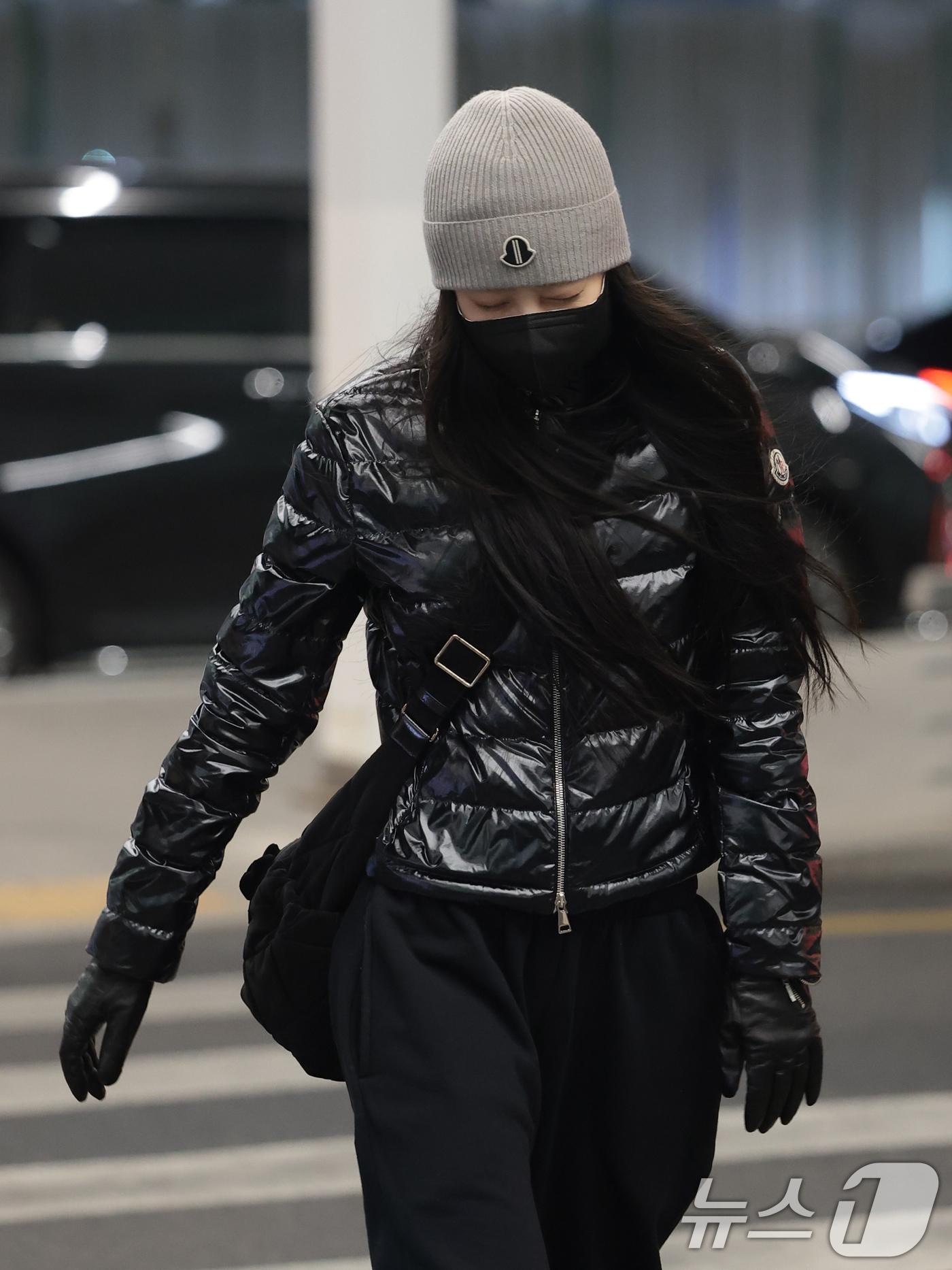 (인천공항=뉴스1) 권현진 기자 = 블랙핑크 제니가 해외 일정을 위해 30일 인천국제공항을 통해 미국 LA로 출국하고 있다. 2026.1.30/뉴스1