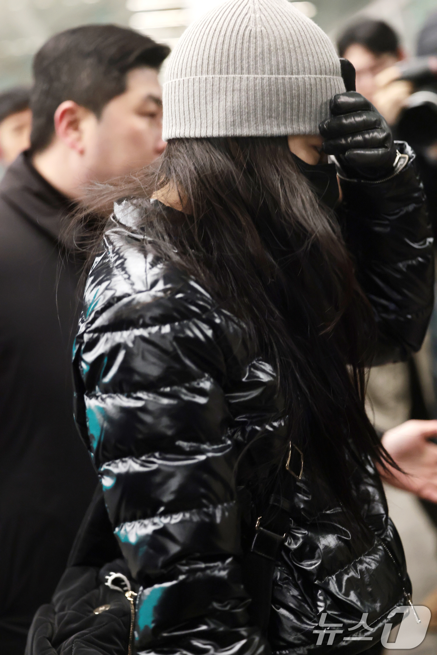 (인천공항=뉴스1) 권현진 기자 = 블랙핑크 제니가 해외 일정을 위해 30일 인천국제공항을 통해 미국 LA로 출국하고 있다. 2026.1.30/뉴스1