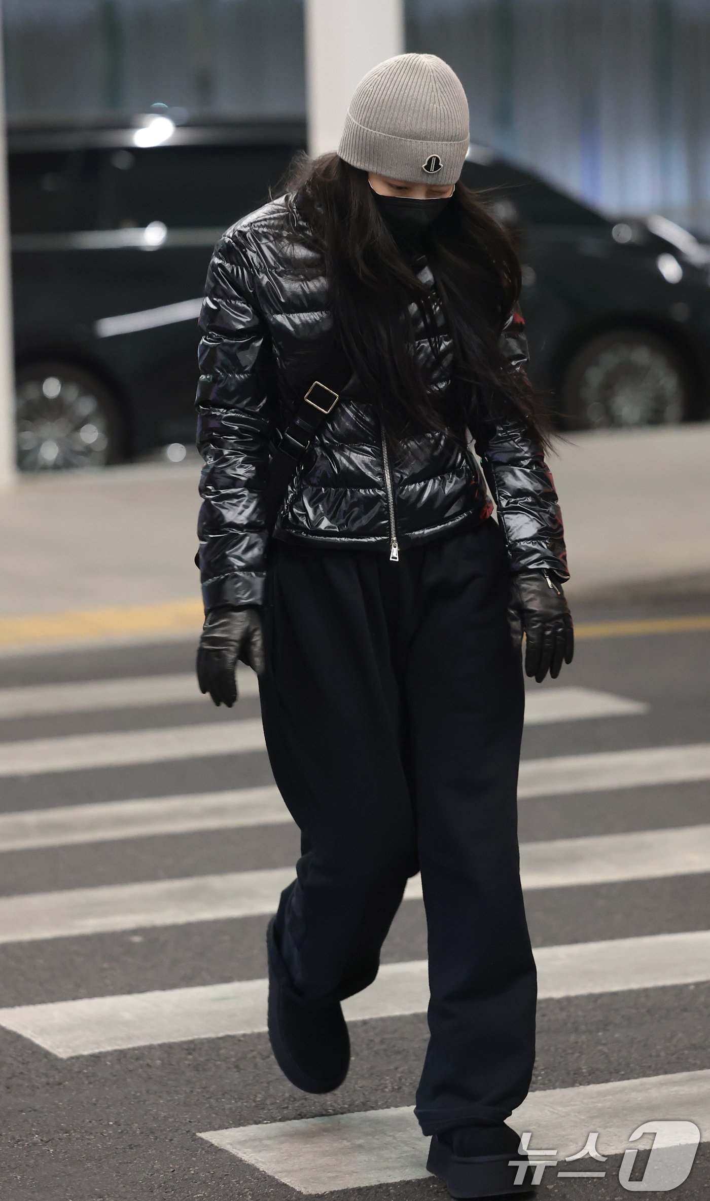 (인천공항=뉴스1) 권현진 기자 = 블랙핑크 제니가 해외 일정을 위해 30일 인천국제공항을 통해 미국 LA로 출국하고 있다. 2026.1.30/뉴스1