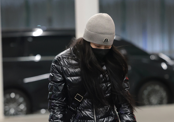 폭풍 플래쉬 세례에 힘겨운 제니