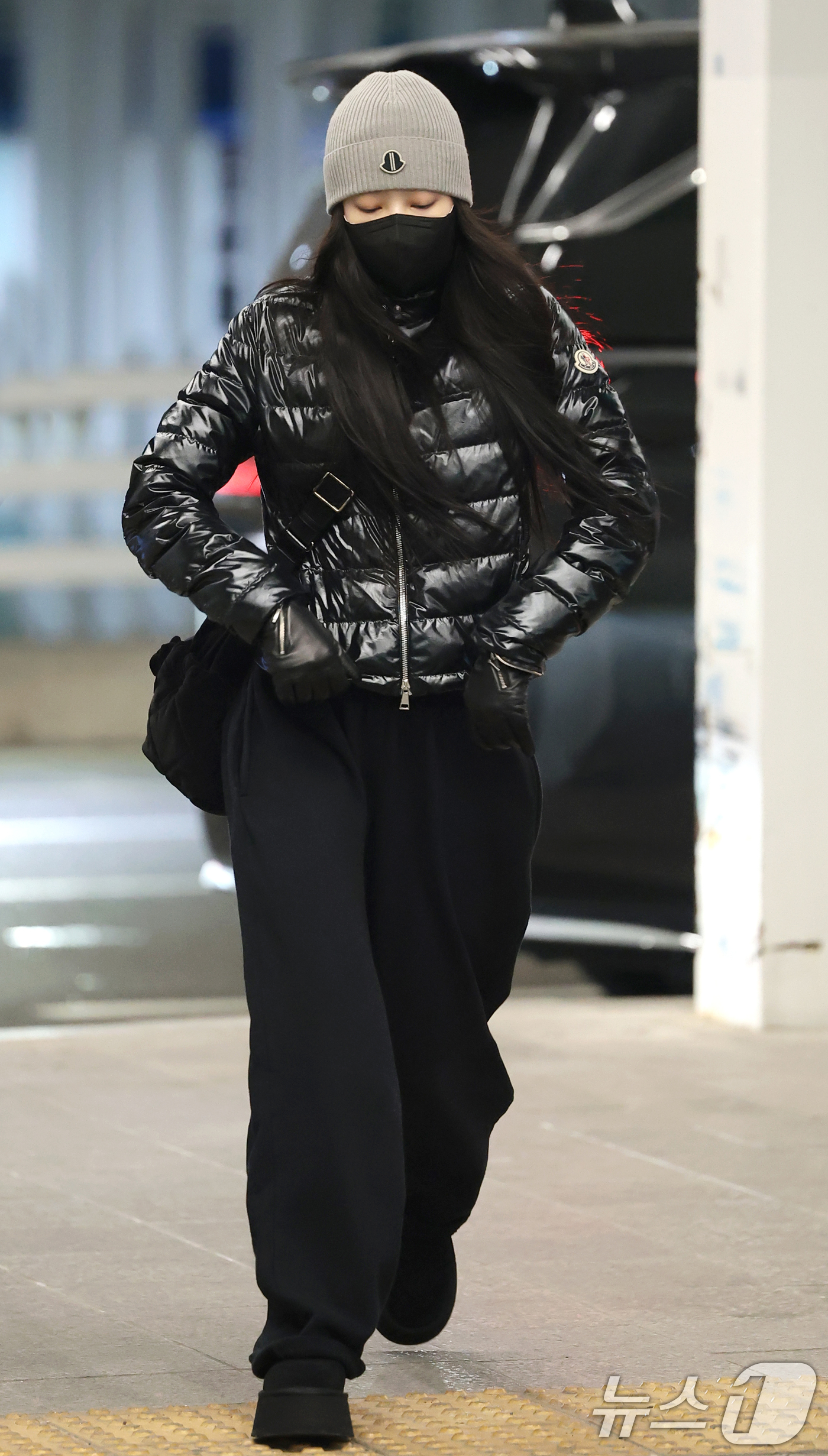 (인천공항=뉴스1) 권현진 기자 = 블랙핑크 제니가 해외 일정을 위해 30일 인천국제공항을 통해 미국 LA로 출국하고 있다. 2026.1.30/뉴스1