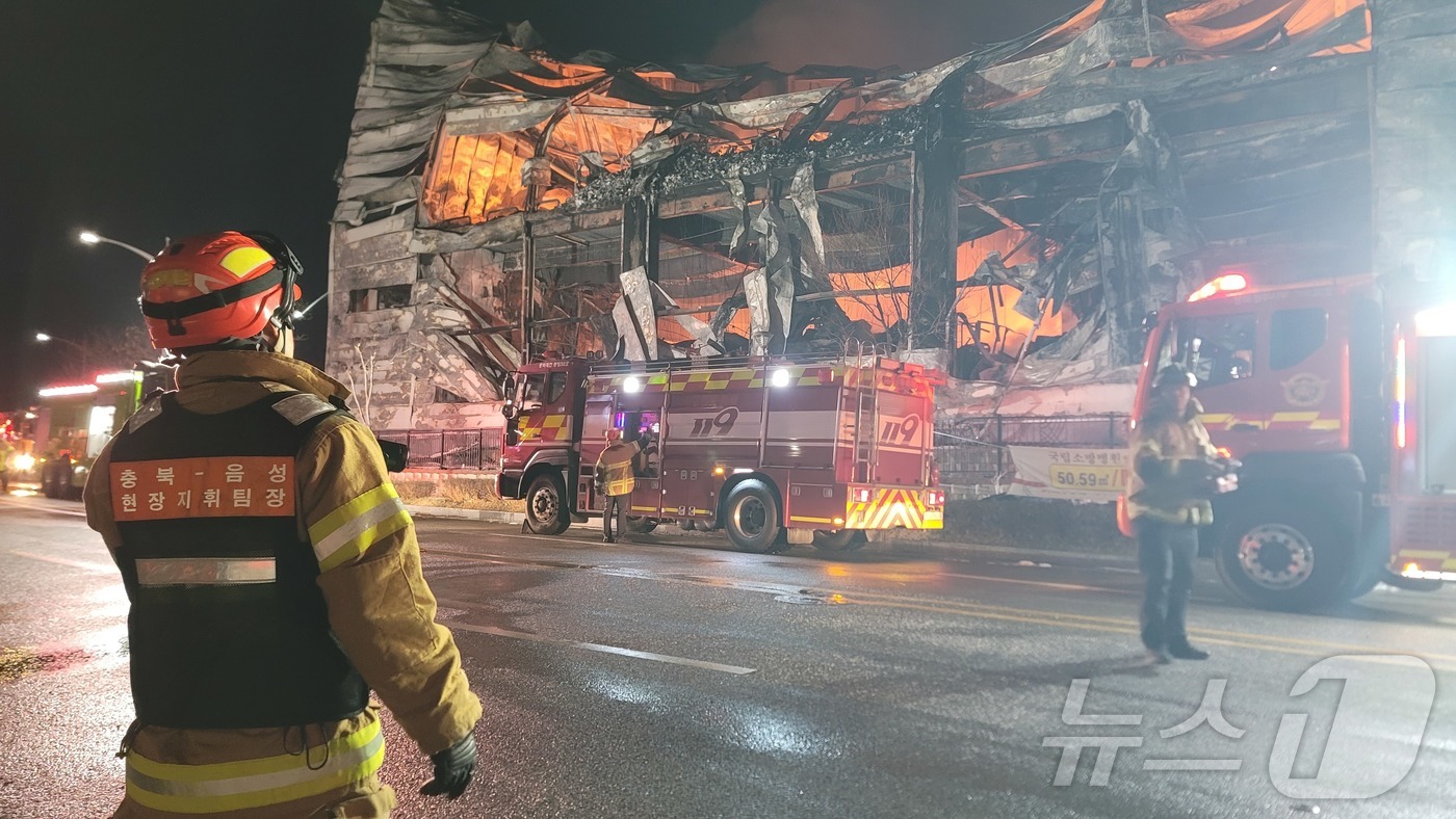 (음성=뉴스1) 임양규 기자 = 30일 오후 2시 55분쯤 충북 음성군 맹동면 한 펄프공장에서 화재가 발생해 외국인 근로자 2명이 연락 두절됐다.소방 당국은 대응 2단계를 발령하고 …