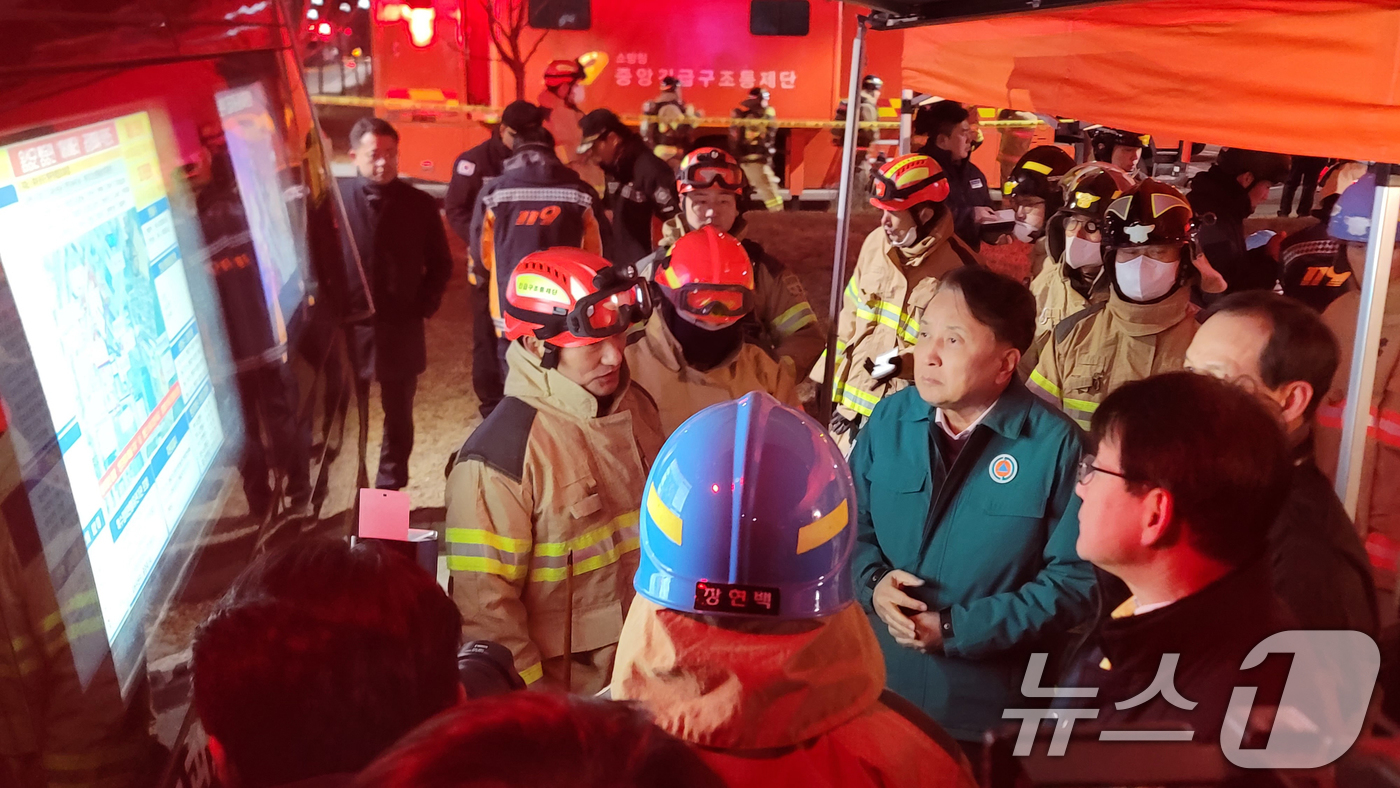 (음성=뉴스1) 임양규 기자 = 김영환 충북지사가 장현백 음성소방서장(왼쪽)에게 30일 충북 음성군 맹동면 한 펄프공장에서 발생한 화재 브리핑을 듣고있다. 소방 당국은 대응 2단계 …