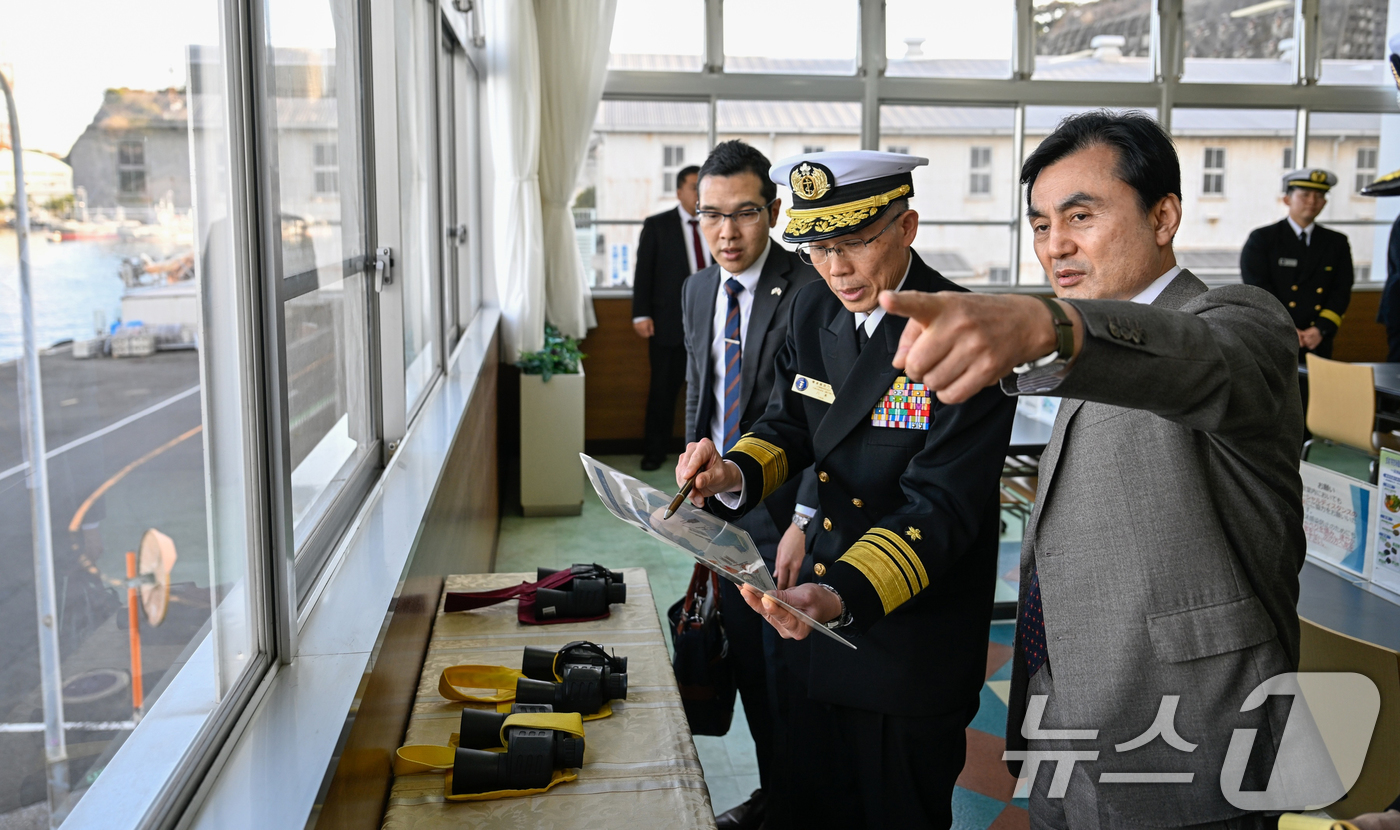 (일본=뉴스1) 이호윤 기자 = 안규백 국방부장관이 30일 일본 해상자위대 요코스카총감부를 방문하여 기지 브리핑을 받고 있다. (국방부 제공. 재판매 및 DB 금지) 2026.1. …
