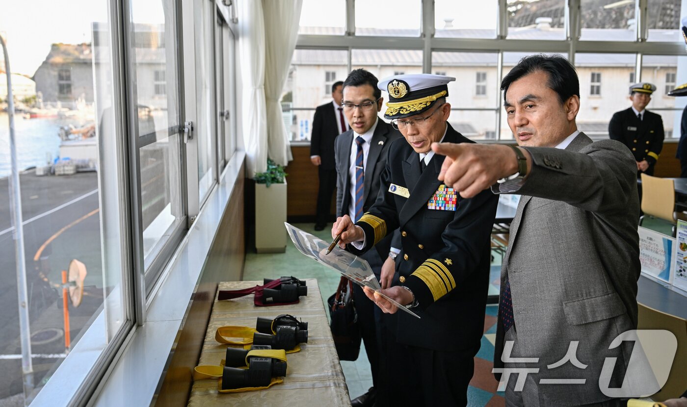 본문 이미지 - 안규백 국방부장관이 30일 일본 해상자위대 요코스카총감부를 방문하여 기지 브리핑을 받고 있다. (국방부 제공. 재판매 및 DB 금지) 2026.1.30/뉴스1 ⓒ News1 이호윤 기자