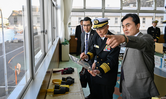 일본 해상자위대 방문해 브리핑 받는 안규백 장관