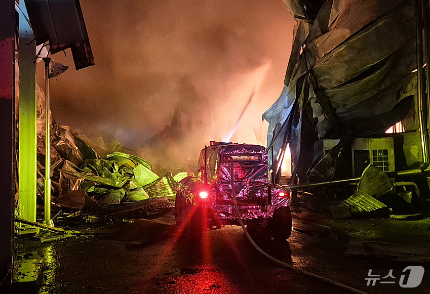 (음성=뉴스1) 이호윤 기자 = 30일 충북 음성군 맹동면 한 펄프공장에서 발생한 화재현장에 무인소방로봇이 투입되고 있다. 소방 당국은 대응 2단계를 발령하고 헬기 등을 동원해 진 …