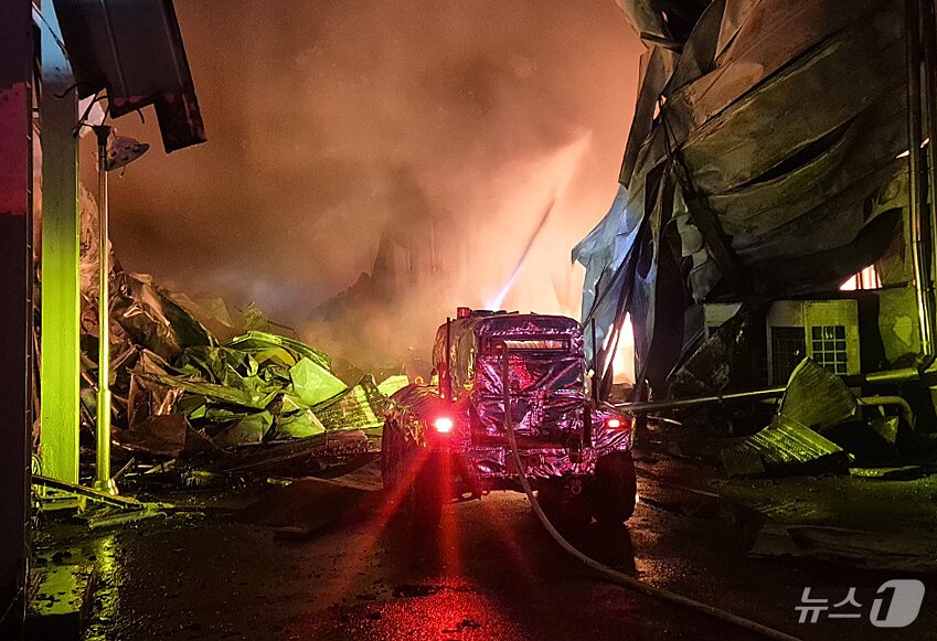 본문 이미지 - 충북 음성군 맹동면 한 펄프공장 화재/뉴스1