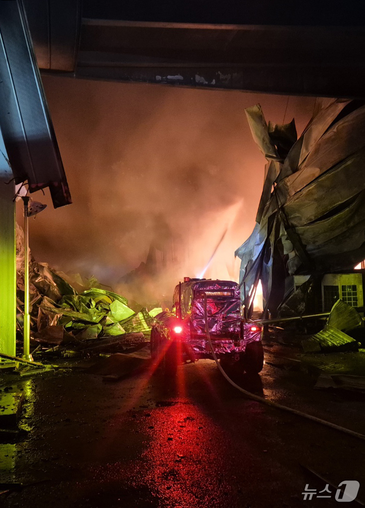 (음성=뉴스1) 이호윤 기자 = 30일 충북 음성군 맹동면 한 펄프공장에서 발생한 화재현장에 무인소방로봇이 투입되고 있다. 소방 당국은 대응 2단계를 발령하고 헬기 등을 동원해 진 …