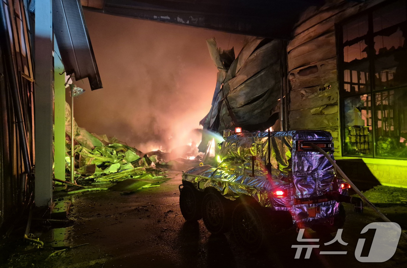 (음성=뉴스1) 이호윤 기자 = 30일 충북 음성군 맹동면 한 펄프공장에서 발생한 화재현장에 무인소방로봇이 투입되고 있다. 소방 당국은 대응 2단계를 발령하고 헬기 등을 동원해 진 …