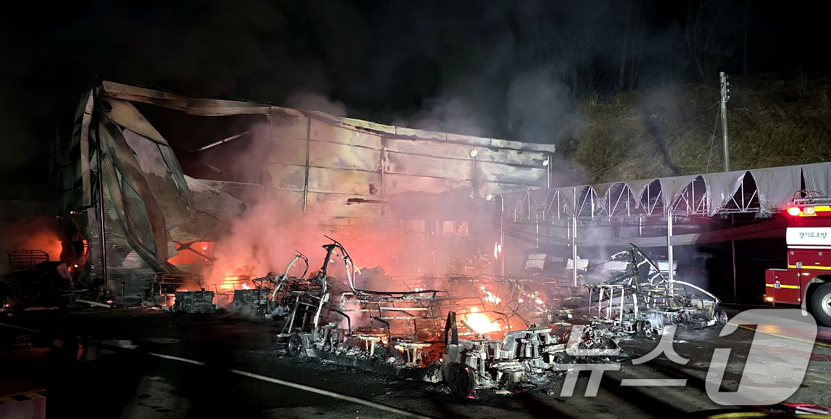 (음성=뉴스1) 이호윤 기자 = 30일 충북 음성군 맹동면 한 펄프공장에서 발생한 화재현장에 불씨가 남아 있다. 소방 당국은 대응 2단계를 발령하고 헬기 등을 동원해 진화 중이다. …