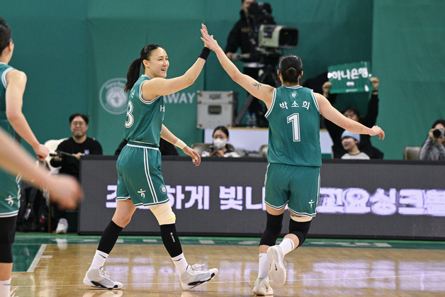 여자 프로농구 하나은행, BNK 꺾고 2연패 탈출…선두 유지