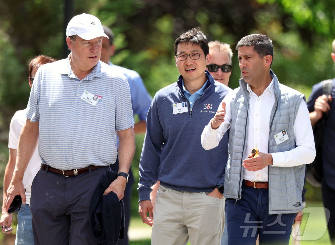 본문 이미지 - 김범석 쿠팡 의장(가운데)이 지난 2023년 7월 13일 미국 아이다호주 선밸리에서 열린 '앨런 앤드 컴퍼니 콘퍼런스(Allen & Company Sun Valley Conference)'에서 차기 연준 의장 후보로 거론되는 케빈 워시 전 연준 이사(오른쪽), 전설적인 헤지펀드 투자자 스탠리 드러켄밀러(왼쪽)와 함께 걷고 있다. 워시 전 이사는 2019년부터 쿠팡의 사외이사를 맡아 김 의장의 멘토 역할을 해온 것으로 알려졌다.ⓒ AFP=뉴스1