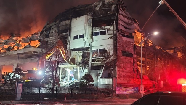 음성 펄프 공장 화재 야간 진화 작업…연락 두절 2명 수색