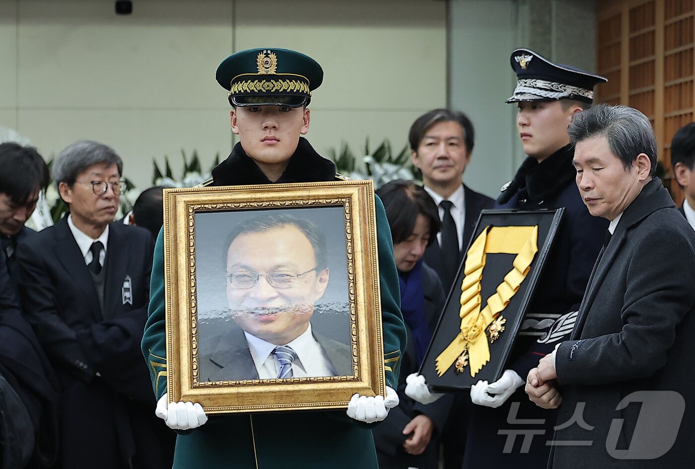 본문 이미지 - 31일 오전 서울 종로구 서울대학교병원 장례식장에서 고 이해찬 전 국무총리의 발인이 엄수되고 있다. 2026.1.31/뉴스1 ⓒ News1 김성진 기자