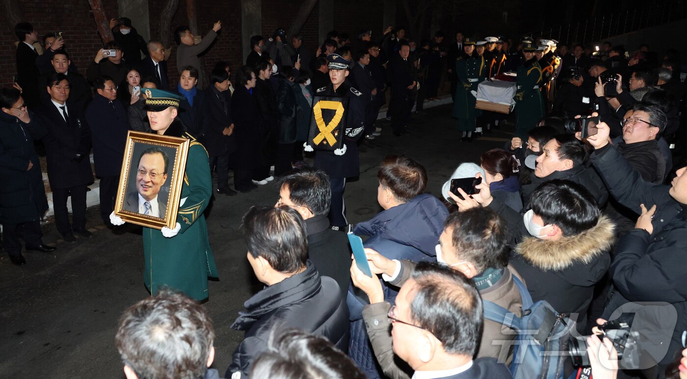 본문 이미지 - 31일 오전 서울 종로구 서울대학교병원 장례식장에서 고 이해찬 전 국무총리의 발인이 엄수되고 있다. (공동취재) 2026.1.31/뉴스1 ⓒ News1 김성진 기자
