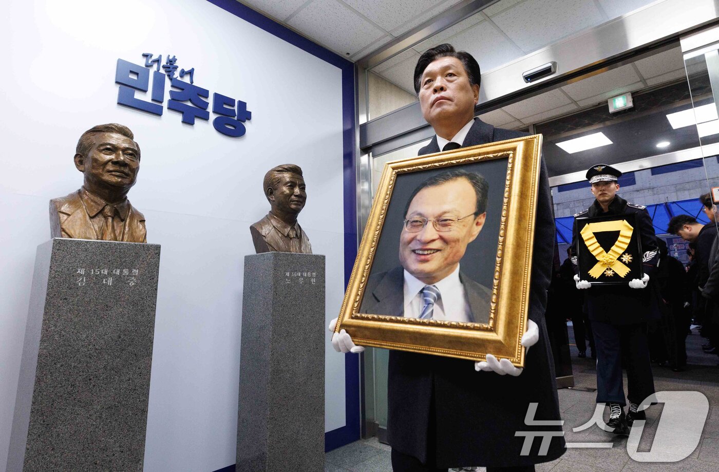 본문 이미지 - 31일 오전 서울 여의도 더불어민주당 중앙당사에서 엄수된 고(故) 이해찬 민주평화통일자문회의 수석부의장 노제에서 조승래 더불어민주당 사무총장이 영정을 들고 당사로 들어서고 있다. (공동취재) 2026.1.31/뉴스1 ⓒ News1 오대일 기자