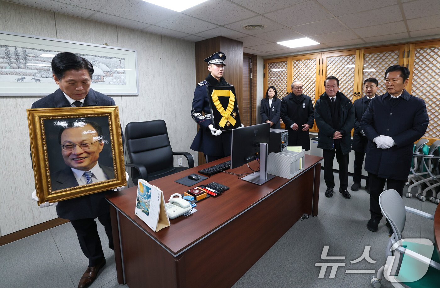 본문 이미지 - 고(故) 이해찬 제36대 국무총리 사회장 영결식이 엄수된 31일 오전 고인의 영정이 서울 여의도 더불어민주당 당대표 집무실에 들어서고 있다. 오른쪽은 정청래 민주당 대표. (공동취재) 2026.1.31/뉴스1 ⓒ News1 오대일 기자