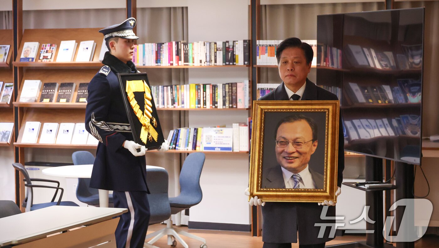 본문 이미지 - 고(故) 이해찬 제36대 국무총리 사회장 영결식이 엄수된 31일 오전 고인의 영정이 서울 여의도 더불어민주당사 당원존에 들어서고 있다. (공동취재) 2026.1.31/뉴스1 ⓒ News1 오대일 기자