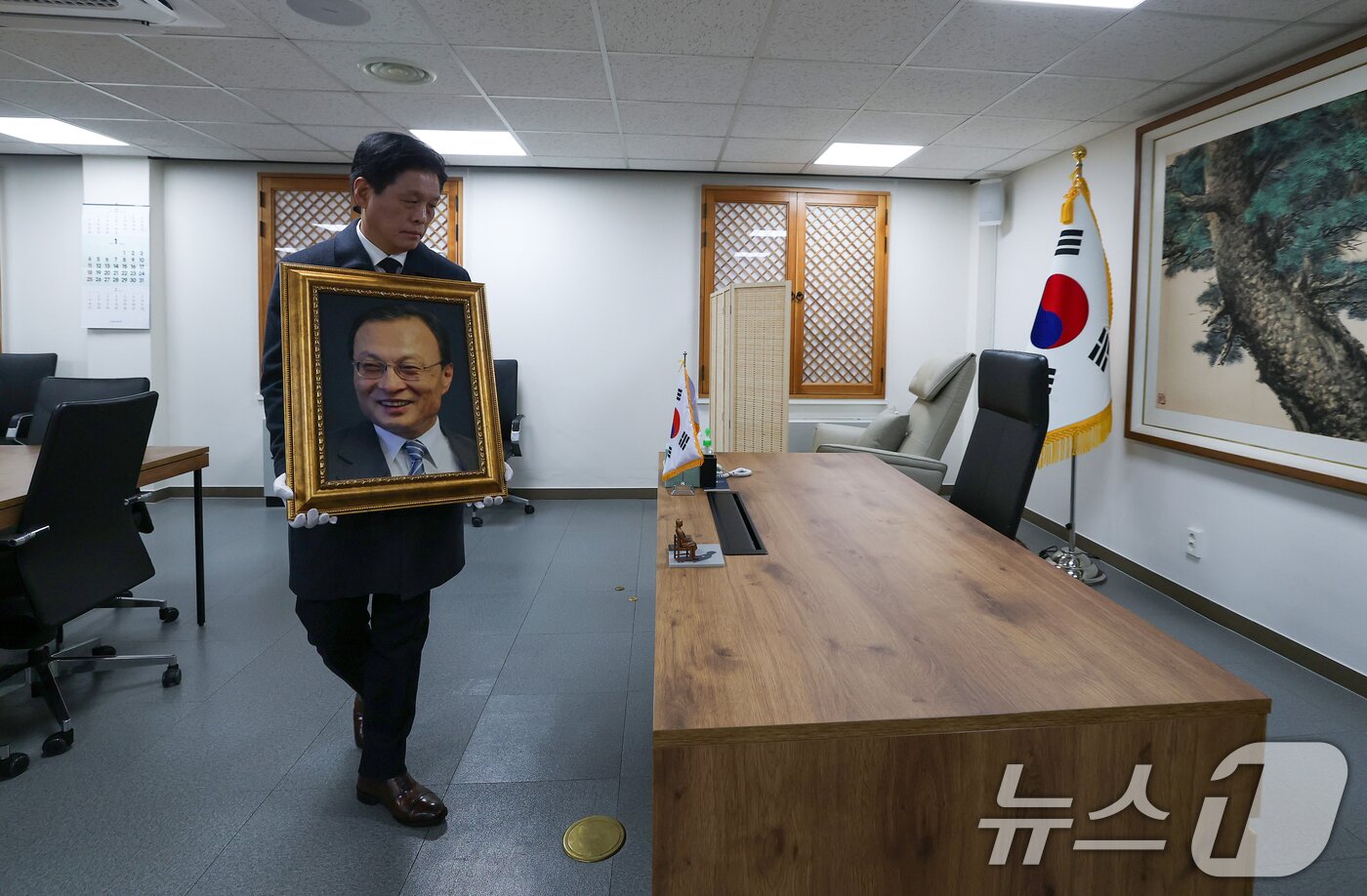 본문 이미지 - 고(故) 이해찬 제36대 국무총리 사회장 영결식이 엄수된 31일 오전 고인의 영정이 서울 여의도 더불어민주당 당대표 집무실에 들어서고 있다. (공동취재) 2026.1.31/뉴스1 ⓒ News1 오대일 기자